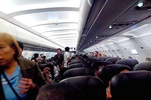Hành khách mệt mỏi chờ đợi trên khoang máy bay của chuyến bay BL–513